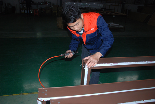 伊盾门窗一线生产员工