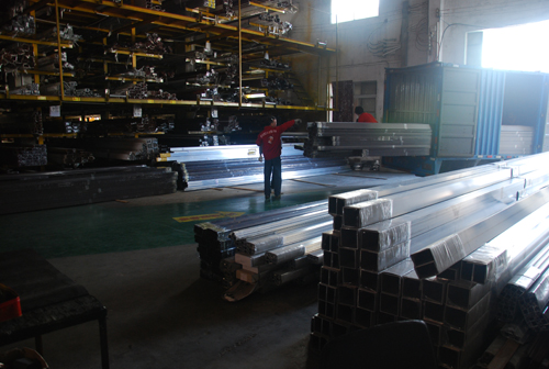 伊盾门窗一线生产员工