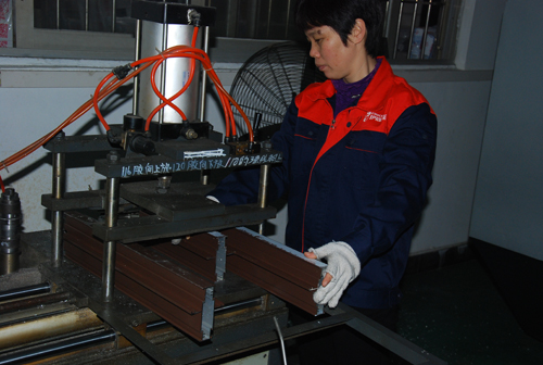 伊盾门窗一线生产员工