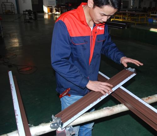 伊盾门窗一线生产员工