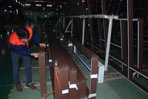 伊盾门窗一线生产员工