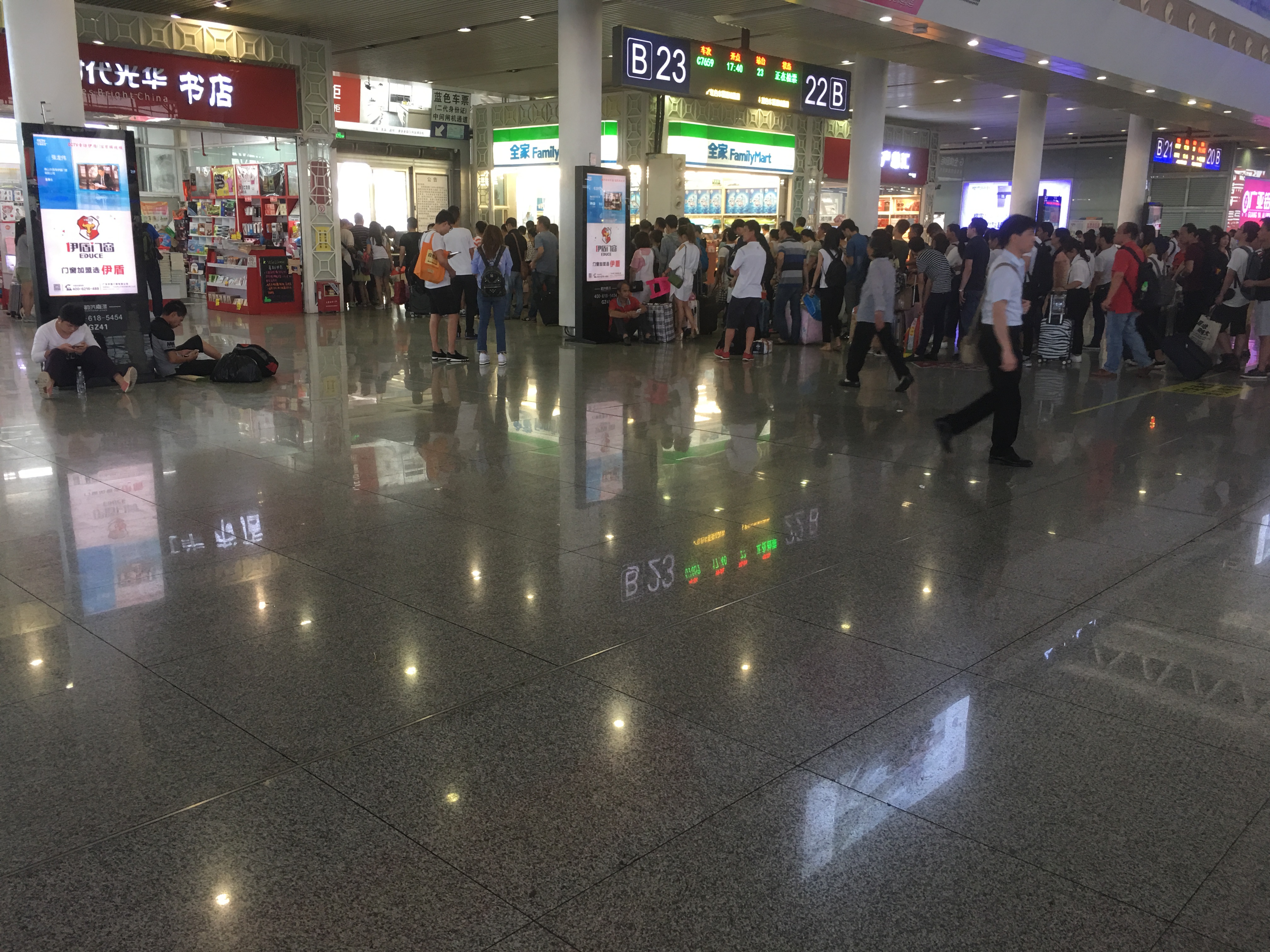 伊盾门窗高铁广告