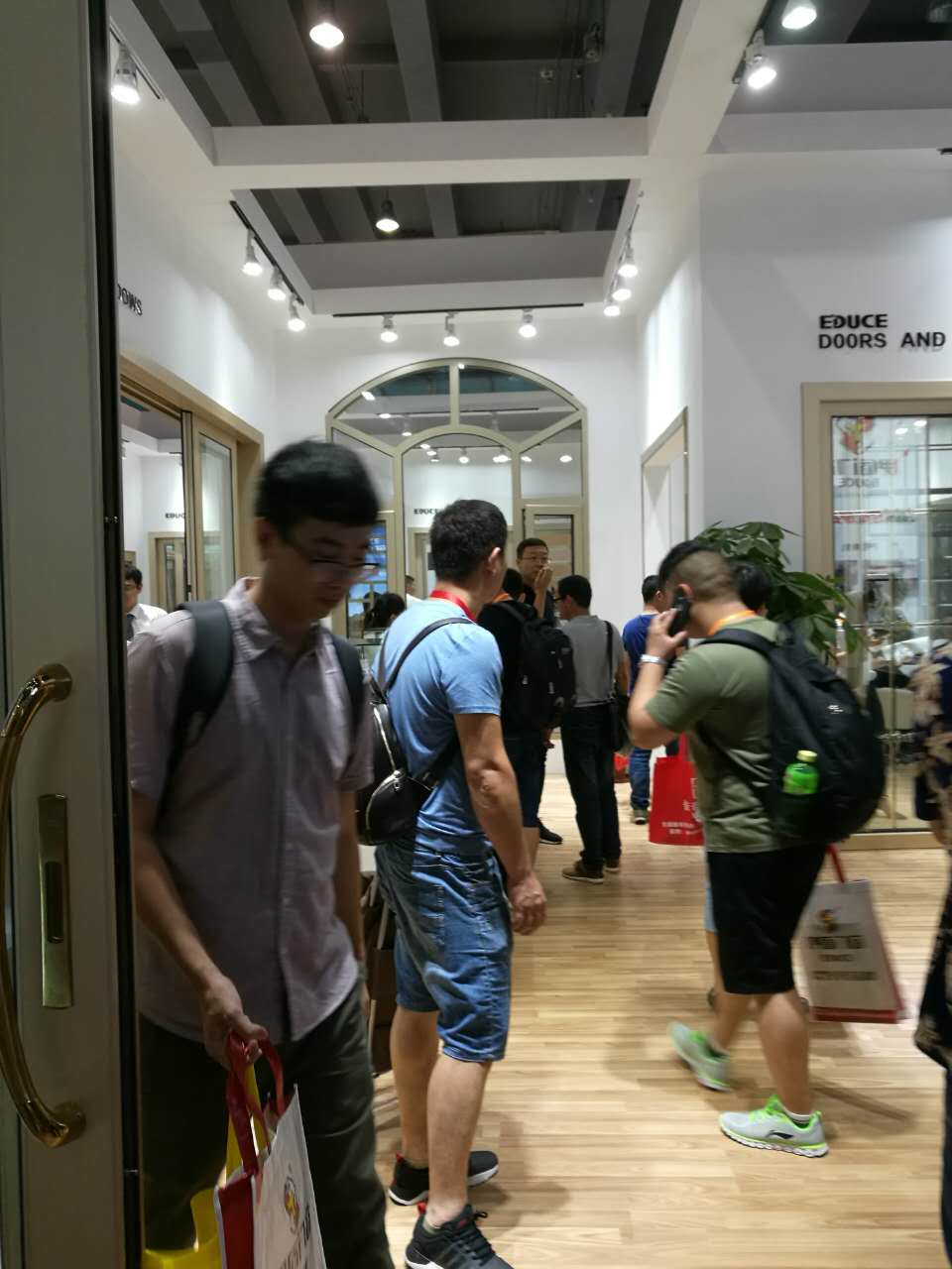 伊盾门窗广州建博会人气爆棚