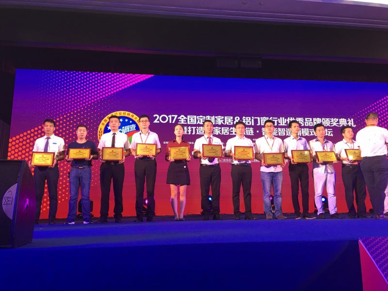 伊盾门窗斩获&ldquo;铝合金门窗十佳品牌&rdquo;